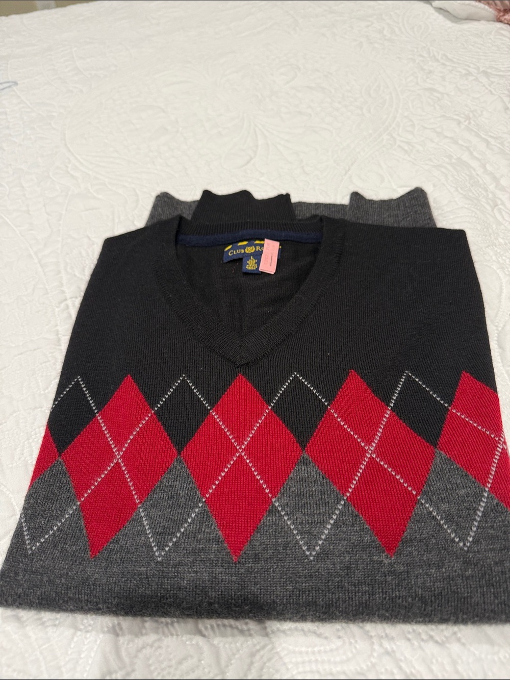 Club Room Men’s Black, Gray & Red V-Neck Argyle Sweater